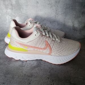 Nike Women's React Infinity Run Flyknit 3 Size 8 NWOT